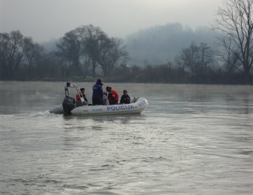Prevrnuo se čamac na Uni, muškarac stradao, potraga traje