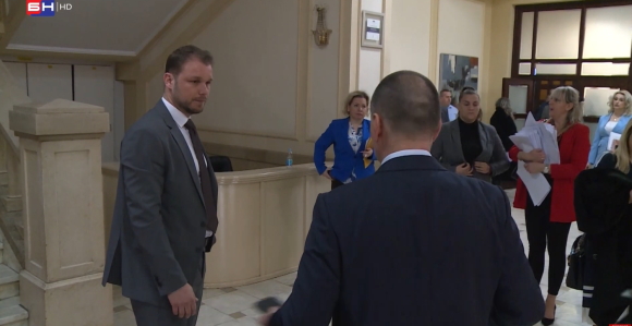 Evo ko blokira grad: Odbornici sjede po kafanama (VIDEO)