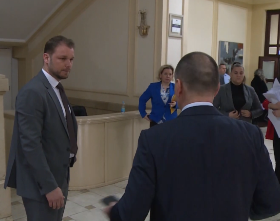 Evo ko blokira grad: Odbornici sjede po kafanama (VIDEO)