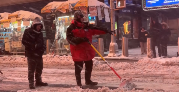 Сњежна олуја у САД, стотине хиљада људи остало без струје