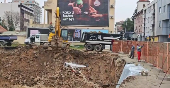 Pukla cijev u centru Banjaluke, neće biti vode (VIDEO)