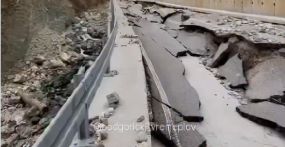 Nerealne scene iz Crne Gore: Rijeka odnijela put (VIDEO)