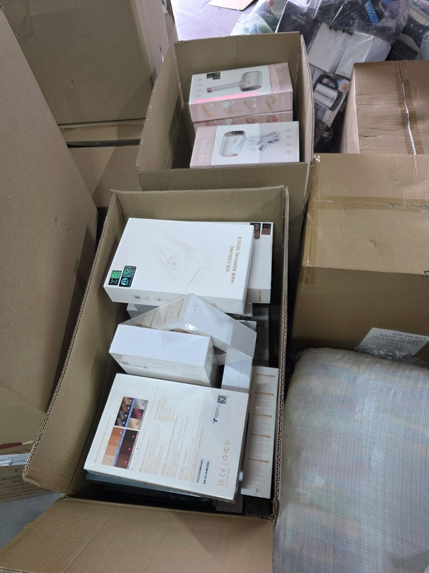 Службеници УИО БиХ заплијенили робу за интернет продају