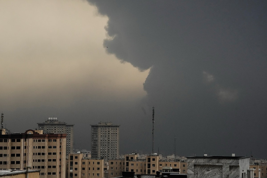 Јутрос црна киша над иранском престоницом (видео)