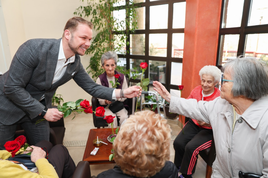 Gradonačelnik sa damama koje borave u Domu penzionera