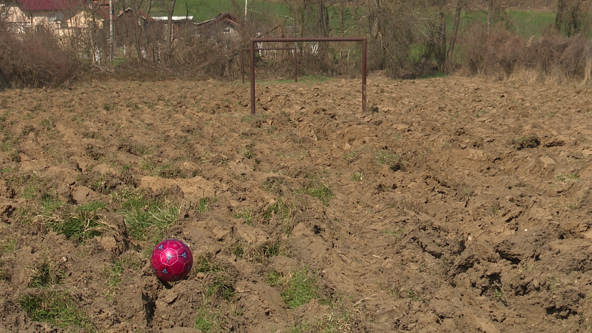 Predsjednik MZ preorao seosko igralište u Ugljeviku   