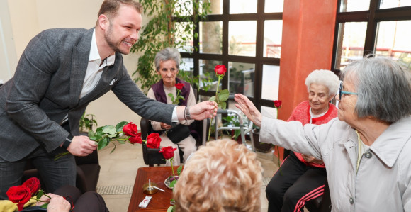 Gradonačelnik sa damama koje borave u Domu penzionera