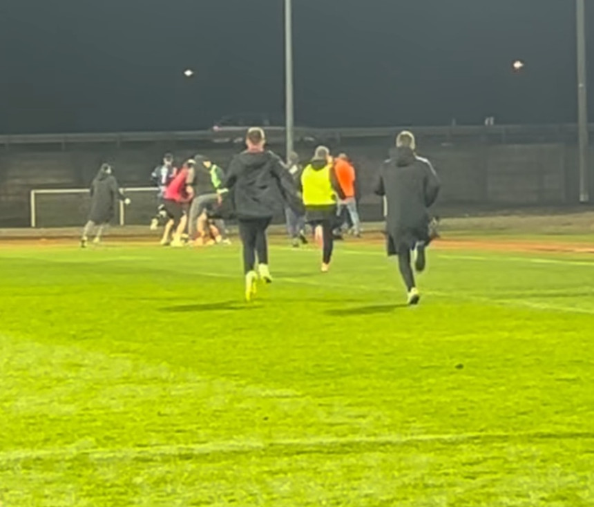 Oglasila se policija o tuči na stadionu u Doboju (VIDEO)