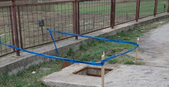 Beba upala u otvoreni šaht na području Travnika