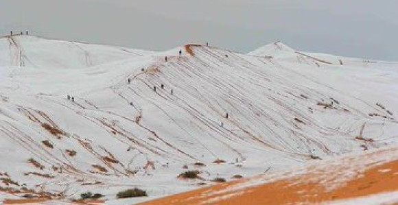 Nevjerovatan prizor u Sahari, snijeg sve iznenadio (VIDEO)