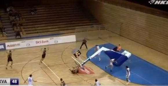 Кошаркаш Сплита закуцао - срушила се конструкција на њега