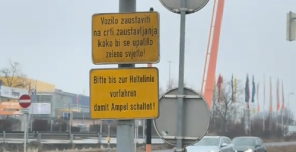 U Gracu saobraćajni znak na srpskom jeziku (VIDEO)