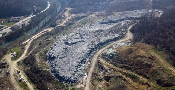Milioni utrošeni u deponiju, građani se guše u smradu