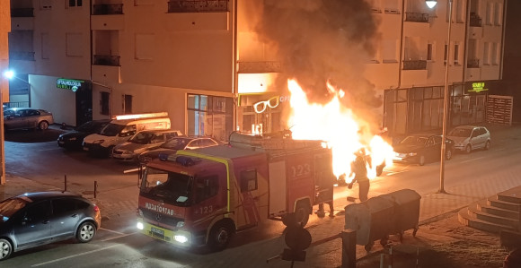 Eksplozija u Bijeljini, požar zahvatio tri automobila