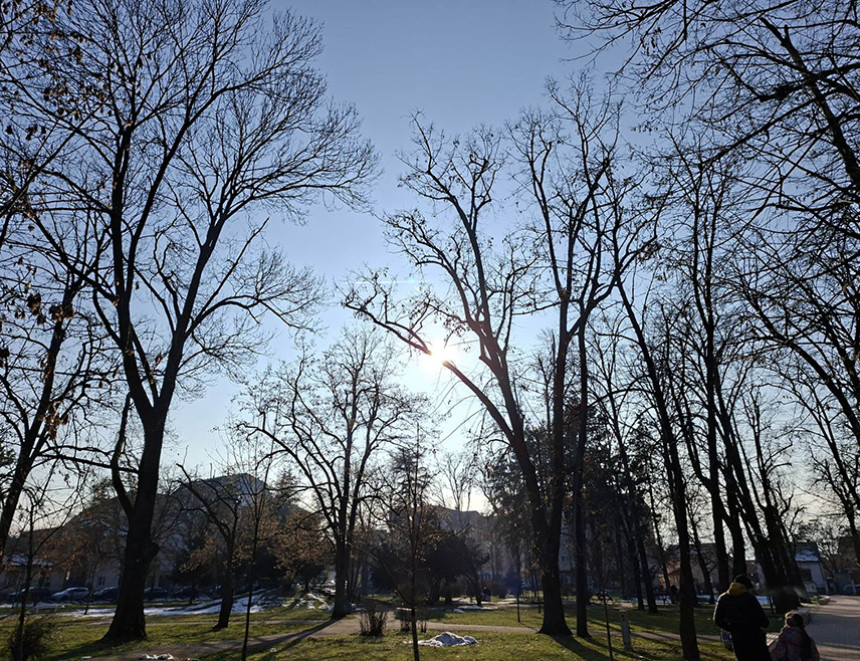 Pretežno oblačno i svježije, uz kraće sunčane periode