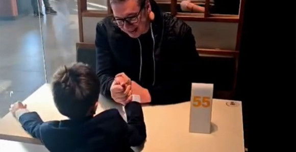 Vučić sa najmlađim sinom Vukanom u šetnji i igri