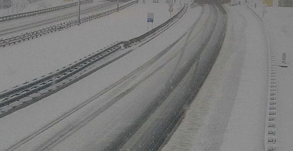 Снијег затрпао ауто - пут у Хрватској, грађани упозорени