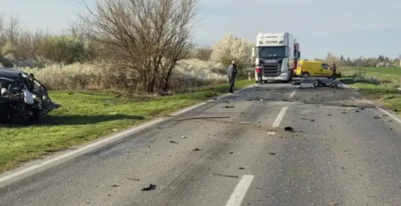 Stravična nesreća: Autom se zakucao u kamion, pa poginuo