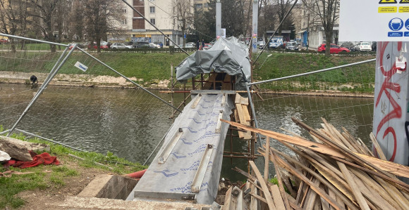 Izvučeno tijelo žene koja je pala sa skele mosta u Miljacku