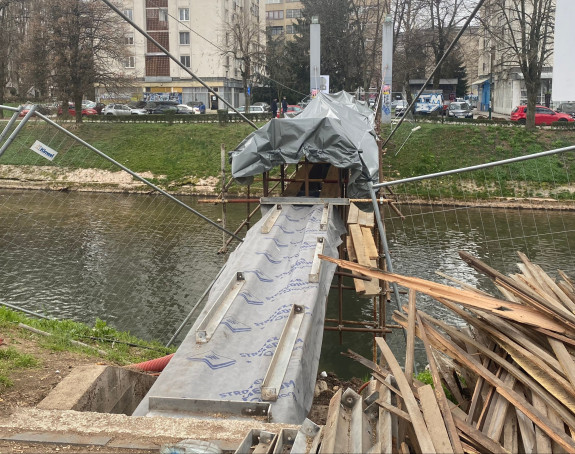 Izvučeno tijelo žene koja je pala sa skele mosta u Miljacku