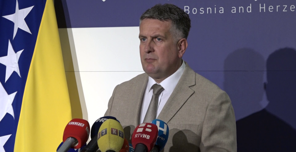 Na benzinske pumpe staviti fotografije Špirića i Dodika