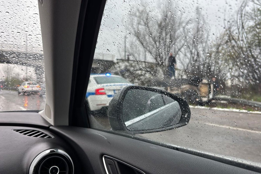 Prevrnuto auto: Udes i zastoj na brzoj cesti kod Banjaluke