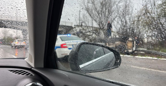 Prevrnuto auto: Udes i zastoj na brzoj cesti kod Banjaluke
