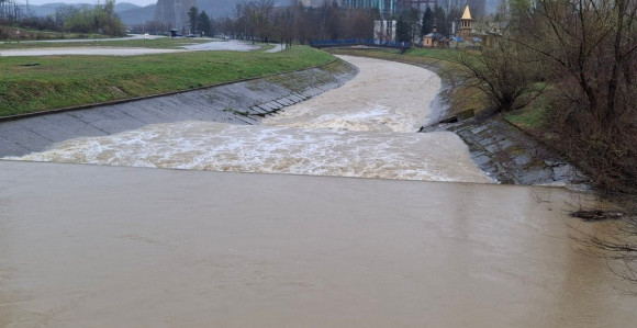 Ugljevik: Neprohodan lokalni put, izliva se voda