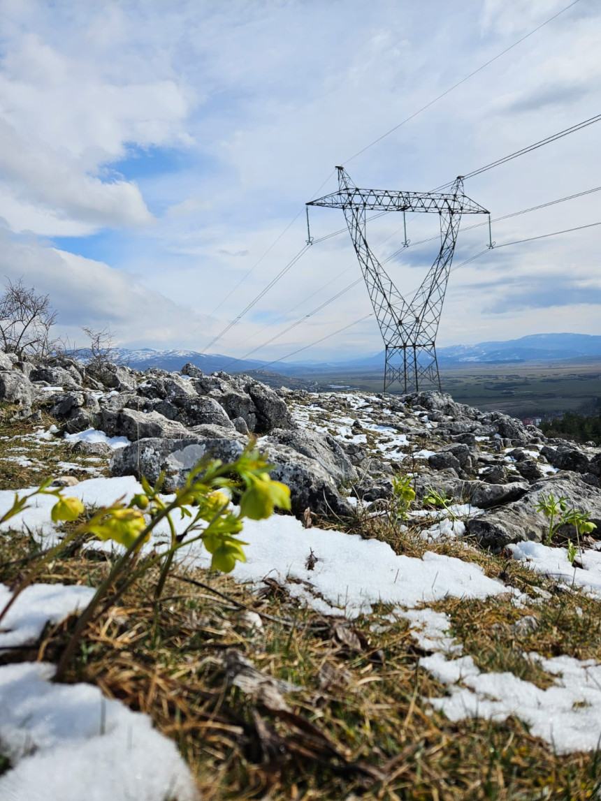 У нижим дијеловима киша, а у вишим сусњежица и снијег