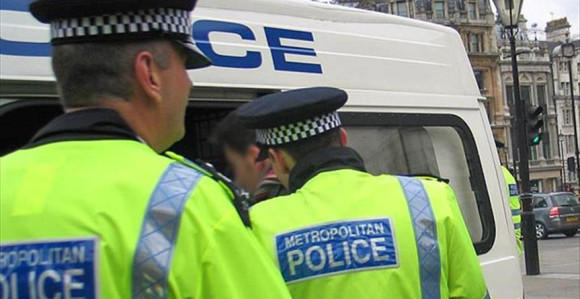 Automobil pokosio više pješaka u centru grada Derbija