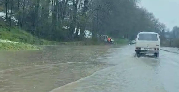 Bujične vode poplavile ulice na području Doboja (VIDEO)
