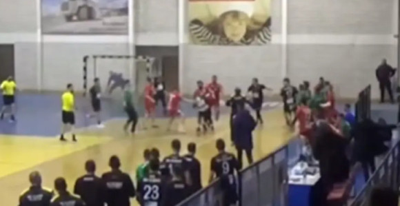 Пљевља: Масовна туча на паркету на утакмици (ВИДЕО)