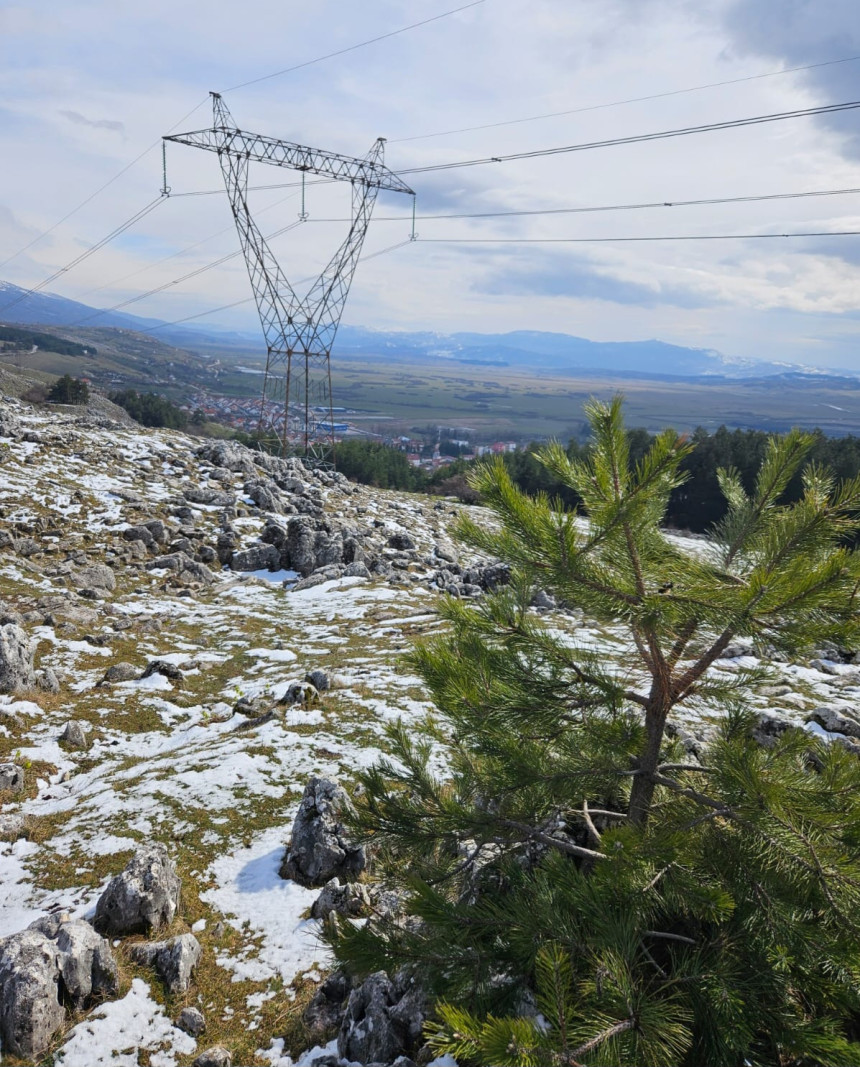 Oblačno sa slabom kišom, na planinama snijeg