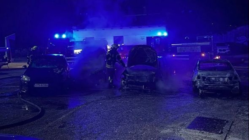 Mostar: Više vozila gorjelo u dvorištu srednje škole