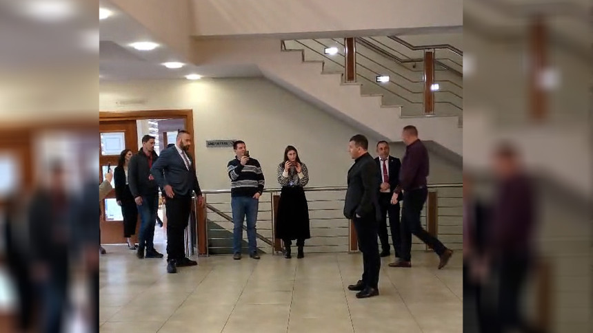 Vukanović ponovo istjeran iz skupštinske sale (VIDEO)
