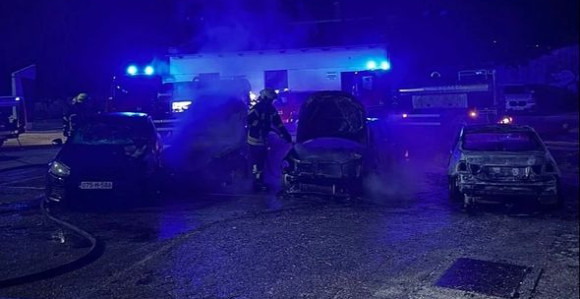 Mostar: Više vozila gorjelo u dvorištu srednje škole