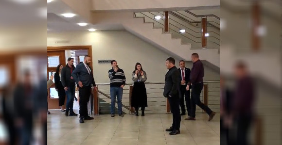 Vukanović ponovo istjeran iz skupštinske sale (VIDEO)