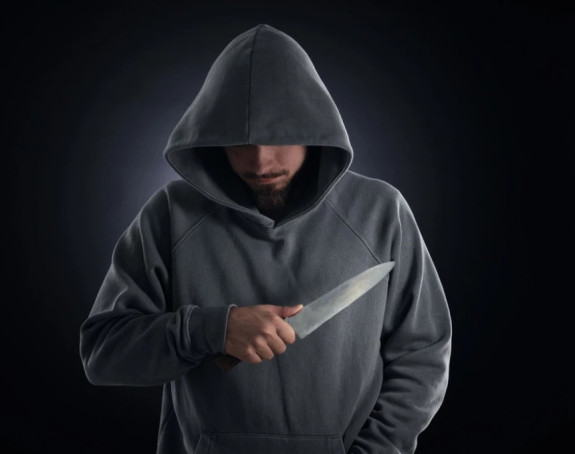 Profesorka izbodena u školi, drugi učenik joj spasio život