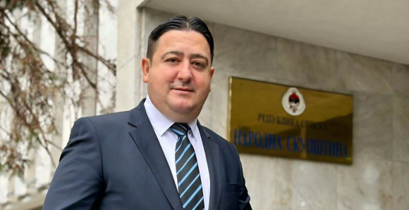 Sramna logika SNSD-a: Ko nas hljebom, mi njega kamenom!