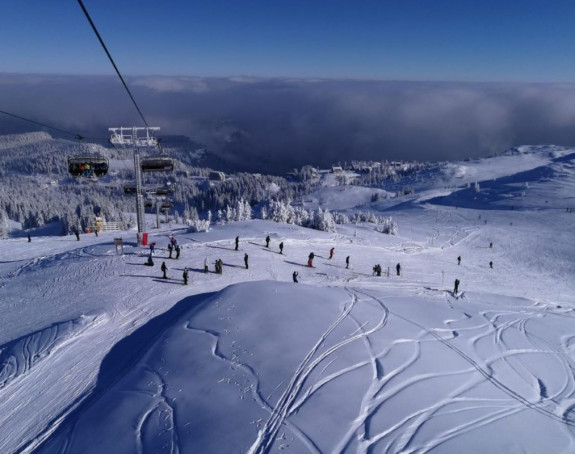 Oblačno vrijeme sa kišom i snijegom na planinama