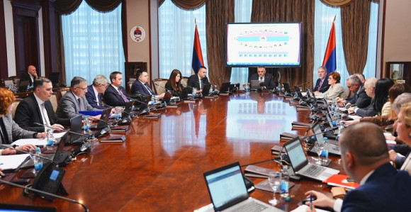 Нису себе заборавили: Премијеру и министрима повишица од пет одсто