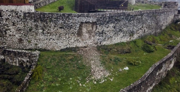 Doboj: Kritično stanje tvrđave, bedemi popuštaju (FOTO)