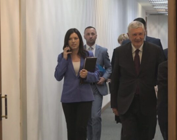SNSD-ovci po tri godine ne plaćaju račune u restoranu: Prijete im tužbe!