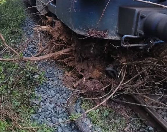 Putnički voz naletio na odron, nema povrijeđenih