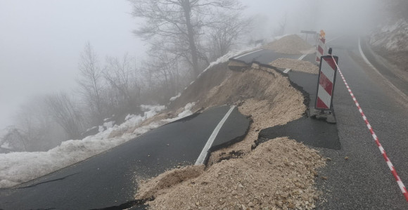 Odron obustavio saobraćaj na putu Bijeljina - Tuzla