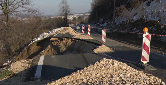 И даље обустављен саобраћај на путу Бијељина-Тузла због одрона (ФОТО/ВИДЕО)