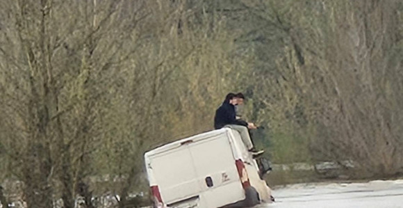 Nisu željeli slušati upozorenja, ali spaseni sa kombija