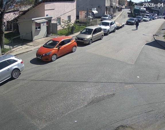 Велика гужва на граници у Градишци, очекује се већа