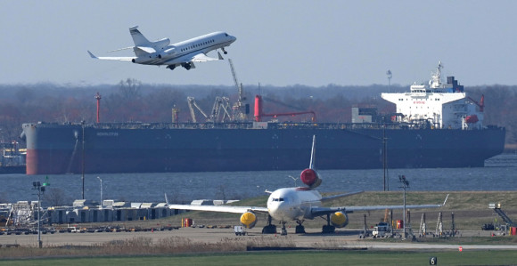 Жена се породила у авиону, добила проједлог за име бебе
