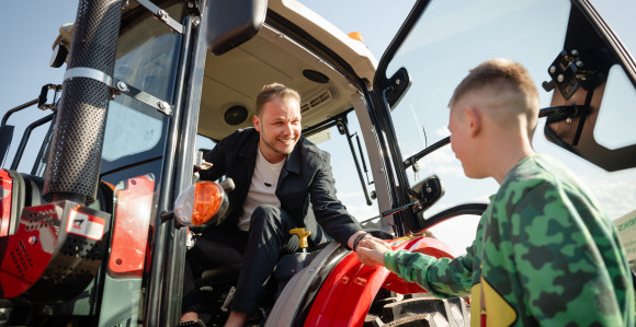 Stanivuković poklonio traktor porodici u Rogatici